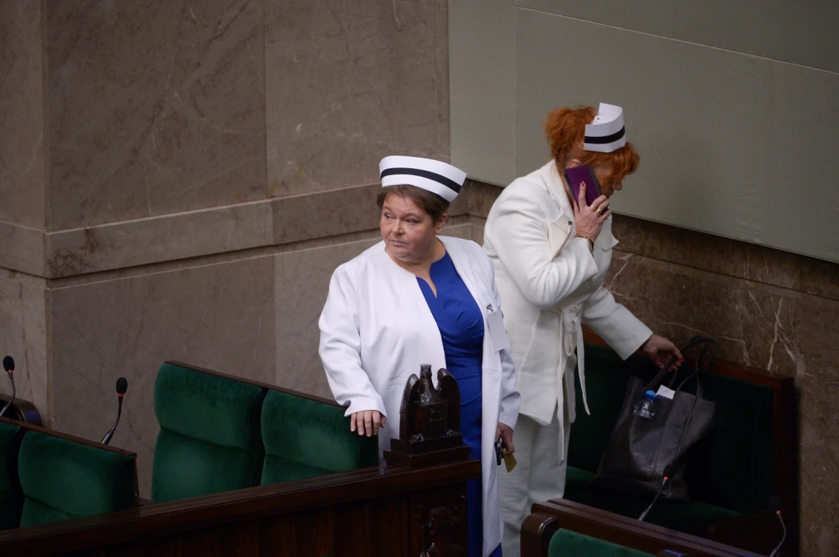 Pielęgniarki piszą list ze skargą do Donalda Tuska. W korespondencji skarżą się, że ich obywatelski projekt podwyżek trafił do sejmowej zamrażarki.