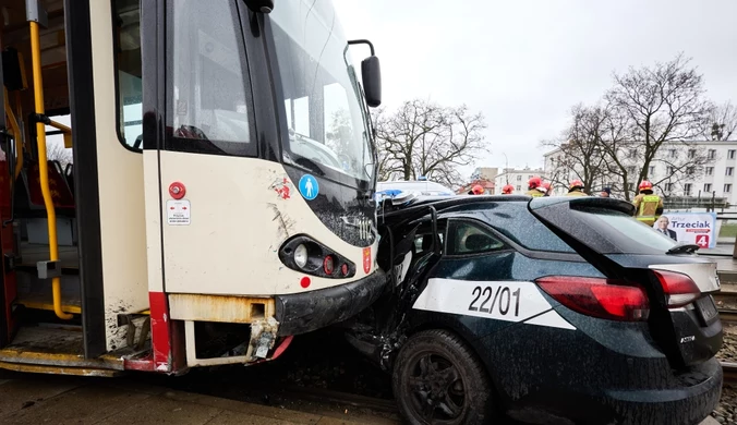 Zderzenie radiowozu z tramwajem. Trzech funkcjonariuszy w szpitalu