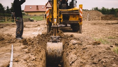 Zginął na własnej posesji. Uderzyła go koparka