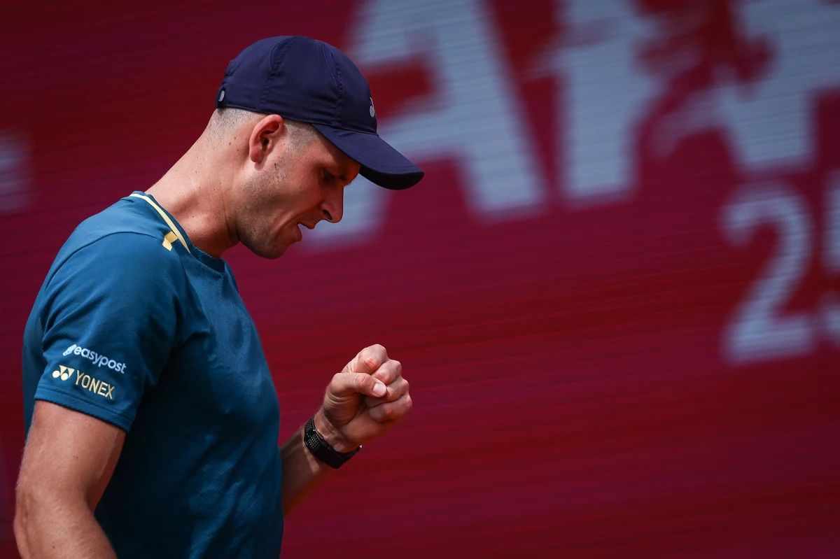 Hubert Hurkacz awansował do ćwierćfinału turnieju ATP na kortach ziemnych w portugalskim Estoril. 27-letni wrocławianin pokonał w czwartek mającego polskie korzenie Brytyjczyka Jana Choinskiego 7:6 (7-5), 6:4.