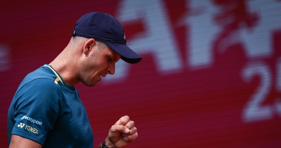 Hubert Hurkacz awansował do ćwierćfinału turnieju ATP na kortach ziemnych w portugalskim Estoril. 27-letni wrocławianin pokonał w czwartek mającego polskie korzenie Brytyjczyka Jana Choinskiego 7:6 (7-5), 6:4.