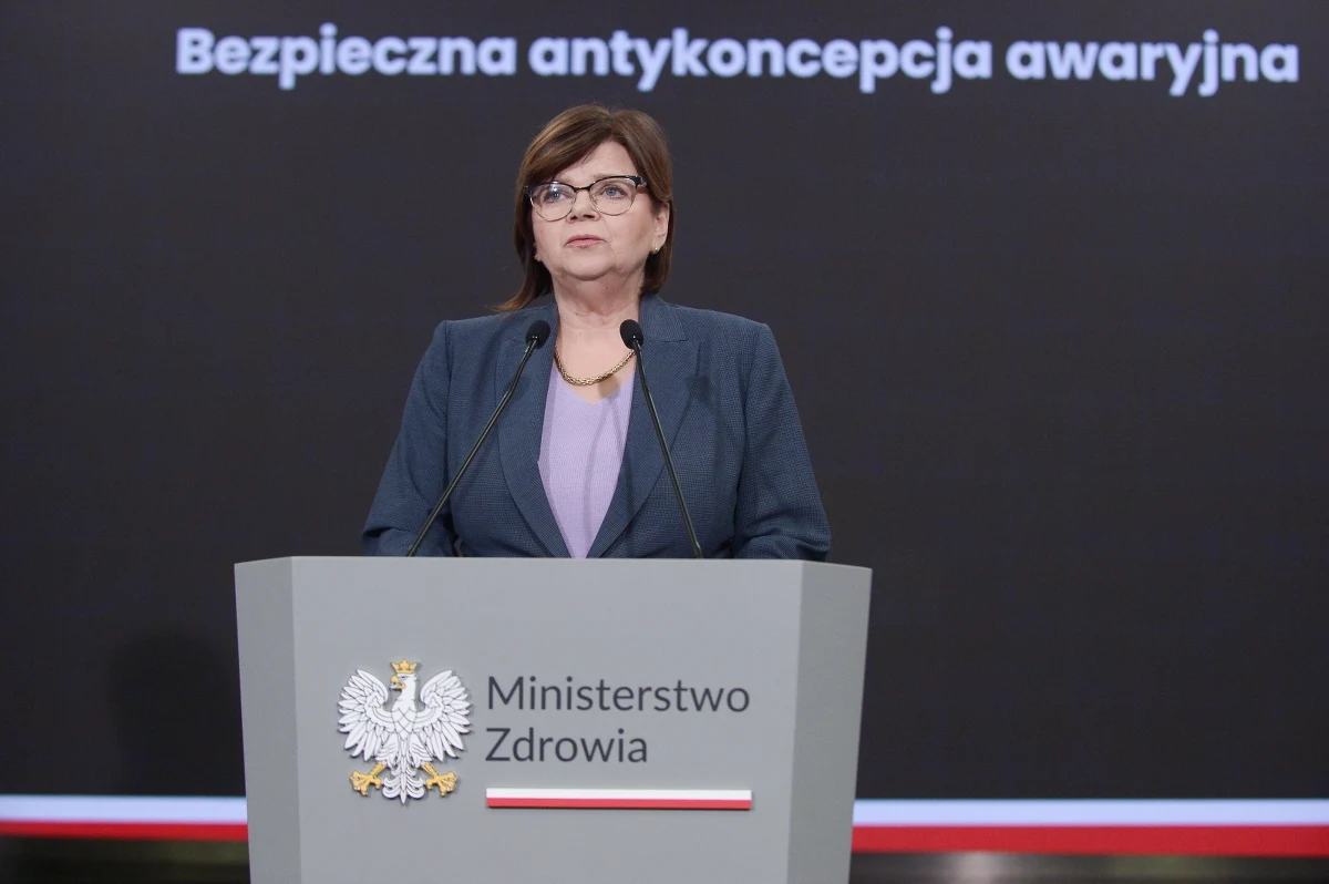 Od maja rodzic nie będzie musiał wyrazić zgody na to, by jego niepełnoletnia córka mogła kupić pigułkę "dzień po" - tak minister zdrowia Izabela Leszczyna odpowiada na wątpliwości dotyczące nowego rozporządzenia, które ma ułatwić dostęp do antykoncepcji awaryjnej. Szefowa resortu przedstawiła szczegóły tzw. planu B dla polskich kobiet, który - jak mówiła - "nie jest rozwiązaniem idealnym, ale jedynym możliwym i zgodnym z prawem, do czasu wyboru nowego prezydenta". Część środowiska medycznego już zgłasza wątpliwości w sprawie tego pomysłu.