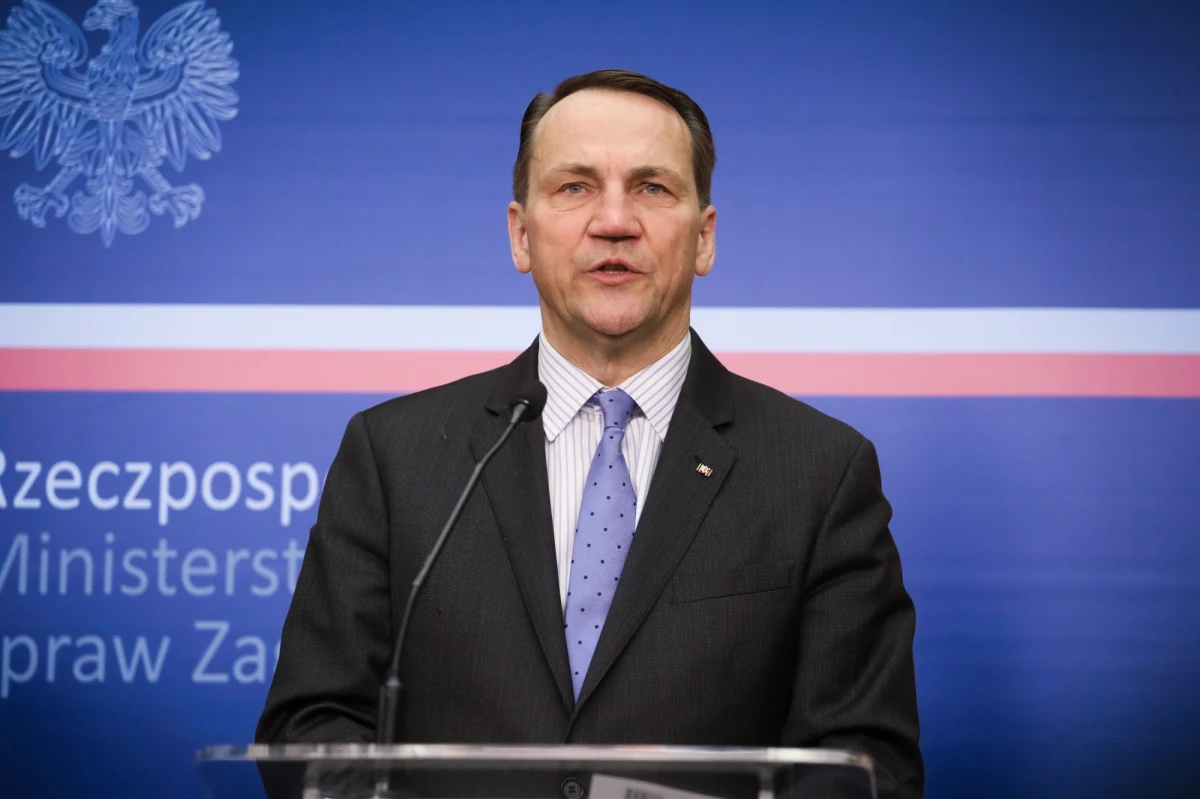 Ministrowie spraw zagranicznych NATO podjęli decyzję o "ustanowieniu misji natowskiej" - poinformował Radosław Sikorski. Szef polskiej dyplomacji zaznaczył, że nie chodzi o wejście do wojny, ale skorzystanie w bardziej skoordynowany sposób np. ze zdolności planistycznych i szkoleniowych Sojuszu Północnoatlantyckiego.