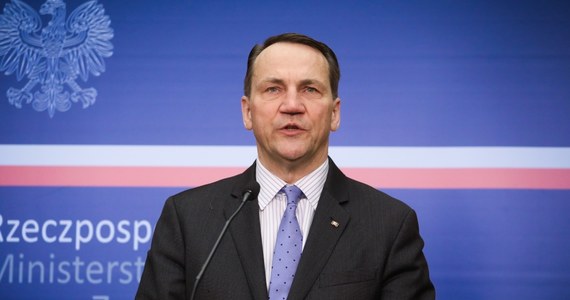 Ministrowie spraw zagranicznych NATO podjęli decyzję o "ustanowieniu misji natowskiej" - poinformował Radosław Sikorski. Szef polskiej dyplomacji zaznaczył, że nie chodzi o wejście do wojny, ale skorzystanie w bardziej skoordynowany sposób np. ze zdolności planistycznych i szkoleniowych Sojuszu Północnoatlantyckiego.