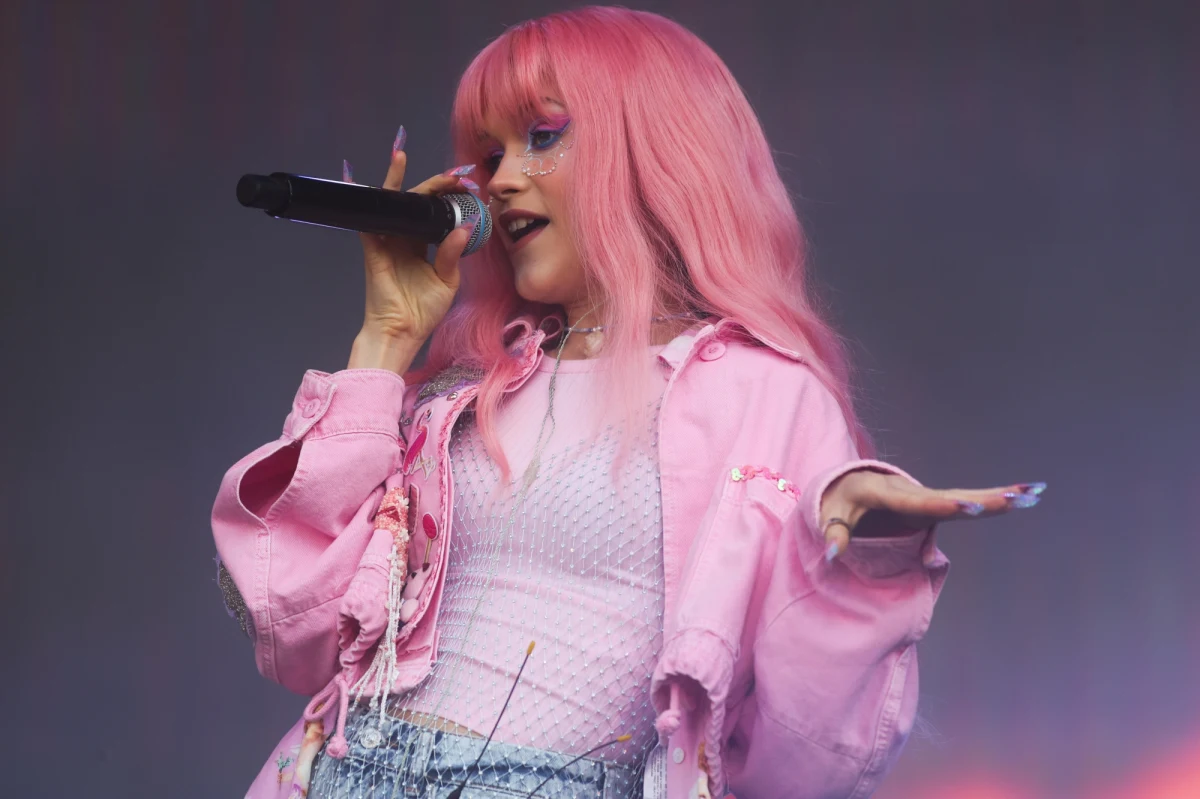 Ponad 200 znanych artystów, w tym Billie Eilish, Pearl Jam, Katy Perry i R.E.M., podnosi głos w obronie ludzkiej kreatywności. Artyści podpisali się pod specjalnym listem, apelując o odpowiedzialne korzystanie z AI. Czy technologia stanowi realne zagrożenie dla branży? "Sztuczna inteligencja nie posiada wrażliwości" - mówiła w Radiu RMF24 Bryska, piosenkarka i autorka tekstów, dzieląc się swoimi przemyśleniami na temat zwiększającej się roli AI w świecie muzyki. 