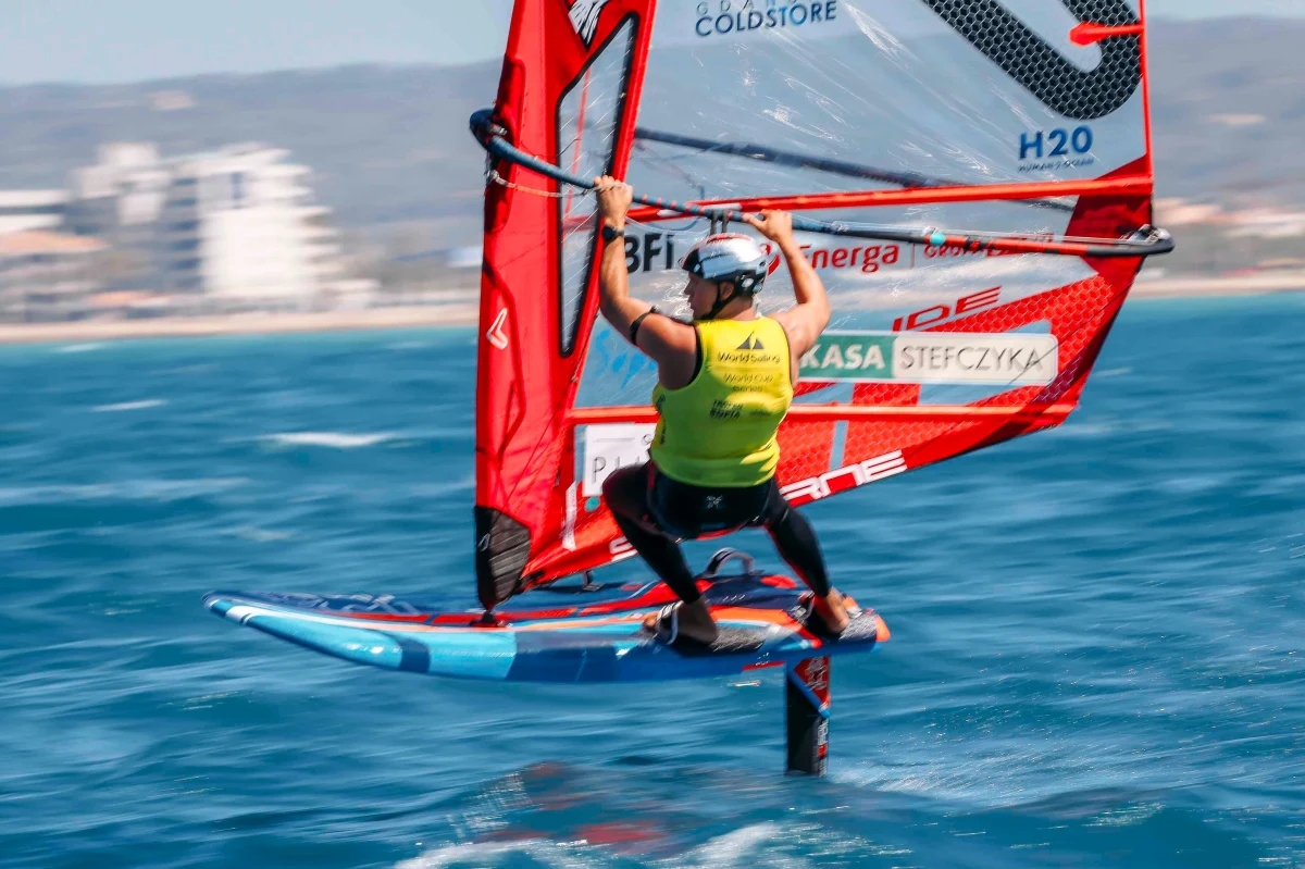 Paweł Tarnowski w windsurfingowej klasie iQFoil oraz załoga Łukasz Przybytek i Jacek Piasecki w klasie 49er prowadzą w klasyfikacji generalnej regat o Puchar Księżniczki Zofii. Regaty te odbywają się na Majorce, mają rangę pucharu świata i dla żeglarzy są jednym z najważniejszych sprawdzianów formy przed zbliżającymi się igrzyskami olimpijskimi. Medalistów poznamy w sobotę 6 kwietnia. 