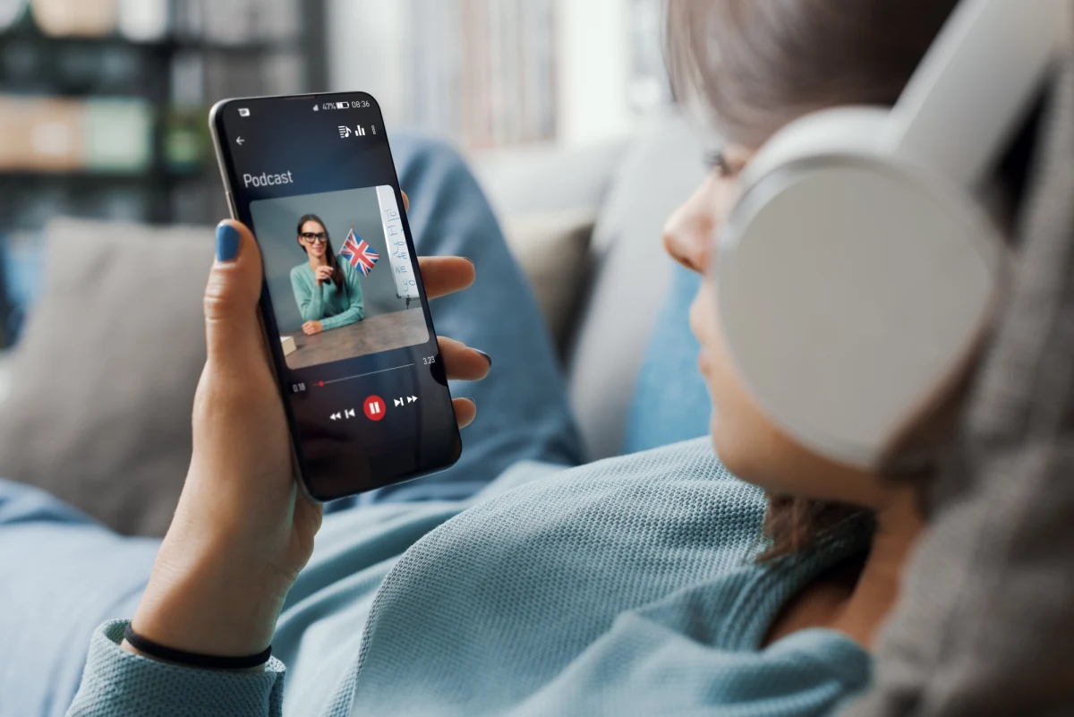 Ma 21 lat, zna siedem języków, a obecnie uczy się arabskiego i hebrajskiego. Zrobił licencjat w 277 dni - co jest rekordem Polski. W tym czasie zdał około 80 zaliczeń i egzaminów i to ze średnią 4,95. Bywało, że zdawał cztery egzaminy dziennie. Mowa o Karolu Wapniarskim – studencie z Poznania, który zdobywa wiedzę w rekordowym tempie. Teraz pracuje nad aplikacją do nauki języków.