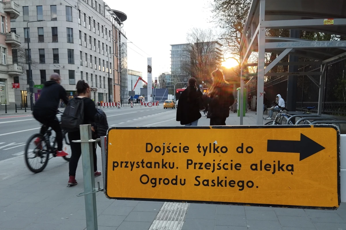 Do godziny 6:00 rano zamknięty dla ruchu pozostanie odcinek Al. Racławickich między ul. Lipową a ul. Łopacińskiego w Lublinie. Piesi nie mogą też korzystać z chodnika wzdłuż Ogrodu Saskiego. 