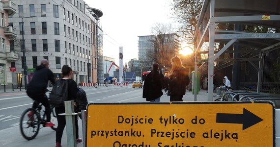 Do godziny 6:00 rano zamknięty dla ruchu pozostanie odcinek Al. Racławickich między ul. Lipową a ul. Łopacińskiego w Lublinie. Piesi nie mogą też korzystać z chodnika wzdłuż Ogrodu Saskiego. 