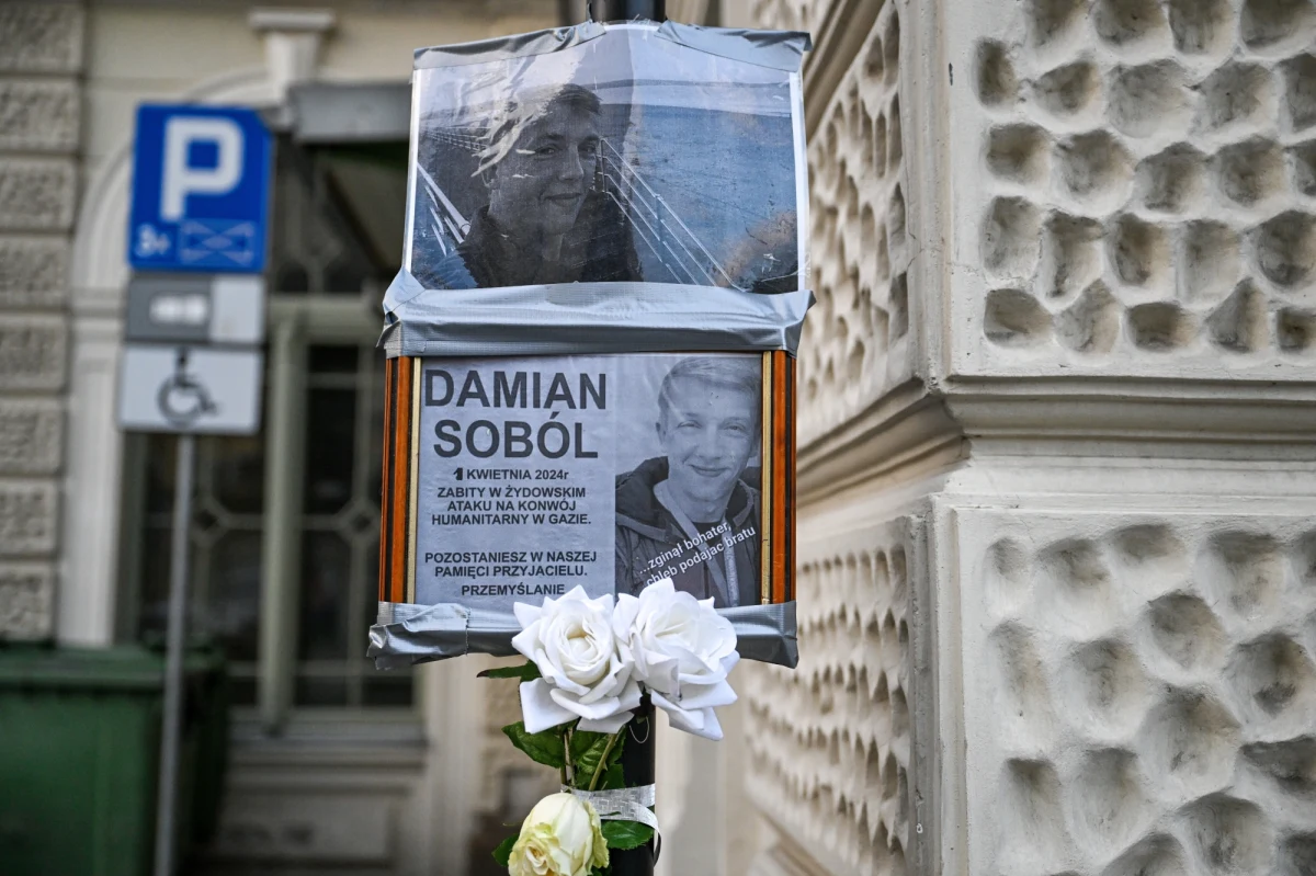 Kilkaset osób uczciło w Przemyślu (woj. podkarpackie) pamięć pochodzącego z tego miasta Damiana Sobola, który był wolontariuszem World Central Kitchen i zginął w Strefie Gazy. 