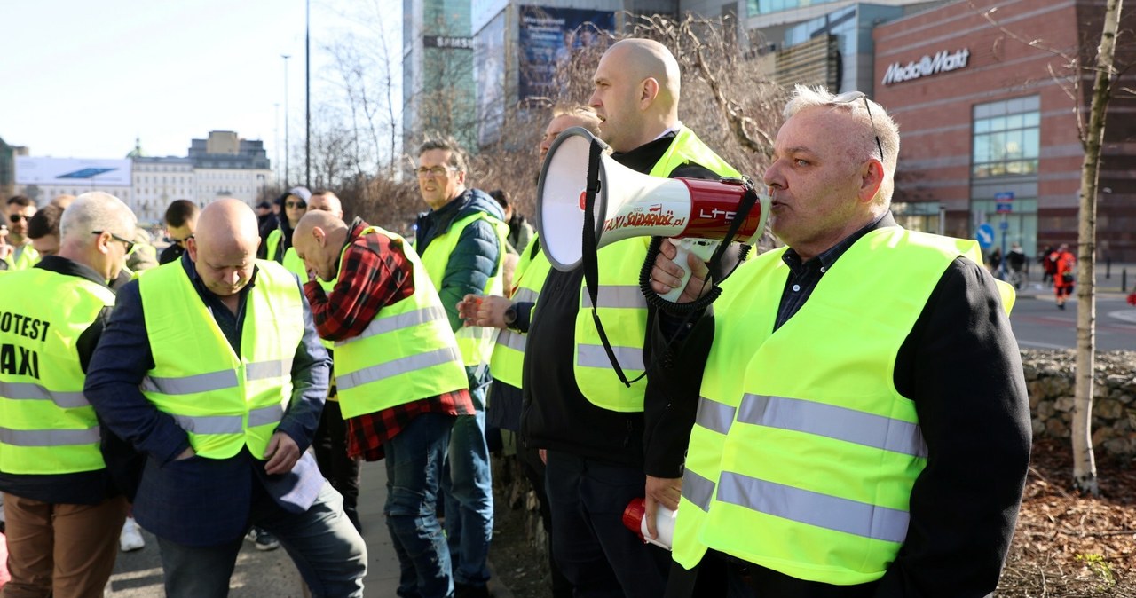  Taksówkarze chcą wyższej taryfy. Zablokują strategiczne miejsce