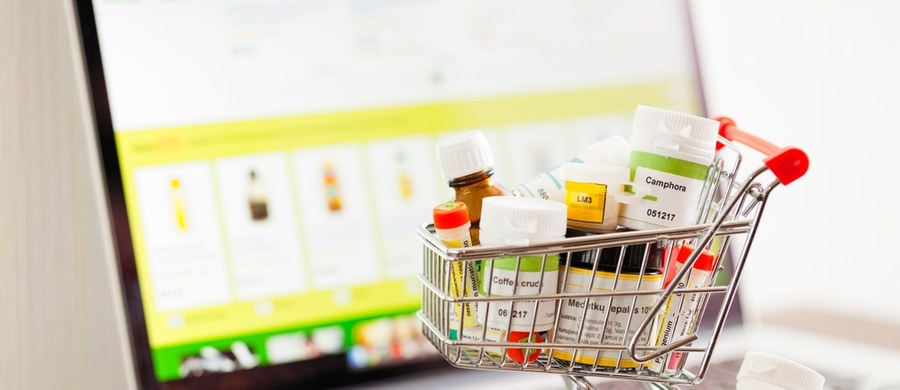 Kupowanie leków z niesprawdzonego źródła niesie ze sobą ryzyko. Robiąc medyczne zakupy w internecie warto pamiętać, że istnieje specjalne logo, które umożliwia identyfikację aptek legalnie sprzedających leki na odległość - przypomina GIF.