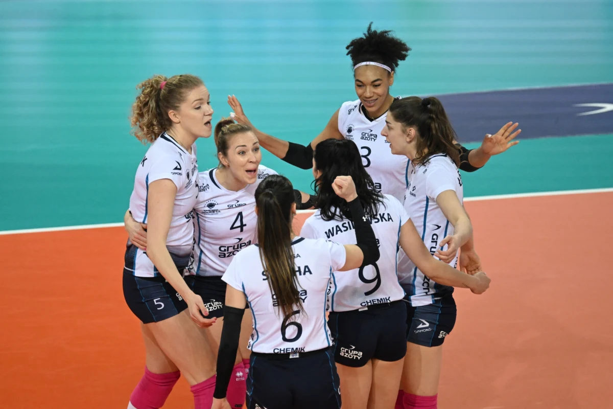 Jeden z najbardziej utytułowanych polskich żeńskich klubów, Grupa Azoty Chemik Police, znalazł się w trudnej sytuacji finansowej ze względu na stratę głównego sponsora. Drużyna, aby ratować się przed upadkiem, poprosiła o pomoc kibiców. Fani mogą kupić bilety-cegiełki na mecz, który się nie odbędzie.