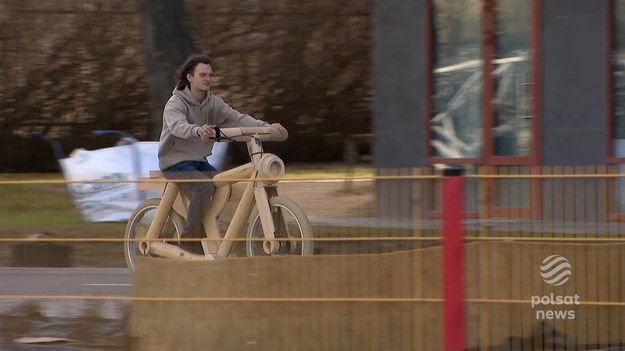 Takiego roweru jeszcze państwo nie widzieli. Jest niemal cały z drewna, konstrukcja wygląda jak zabawka, ale jeździ! Ten wyjątkowy rower stworzyli uczniowie Zespołu Szkół Technicznych z Białegostoku, pomagał im profesjonalny projektant. Na przejażdżkę zaprasza Przemysław Sławiński.