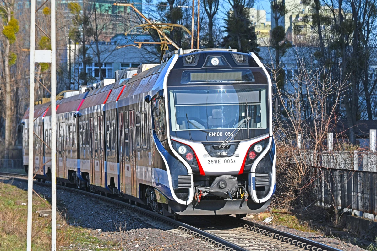 Warszawska Kolej Dojazdowa poinformowała, że od piątku do odwołania wszystkie pociągi w relacji z i do przystanku Milanówek Grudów zostają skrócone do stacji Podkowa Leśna Główna.