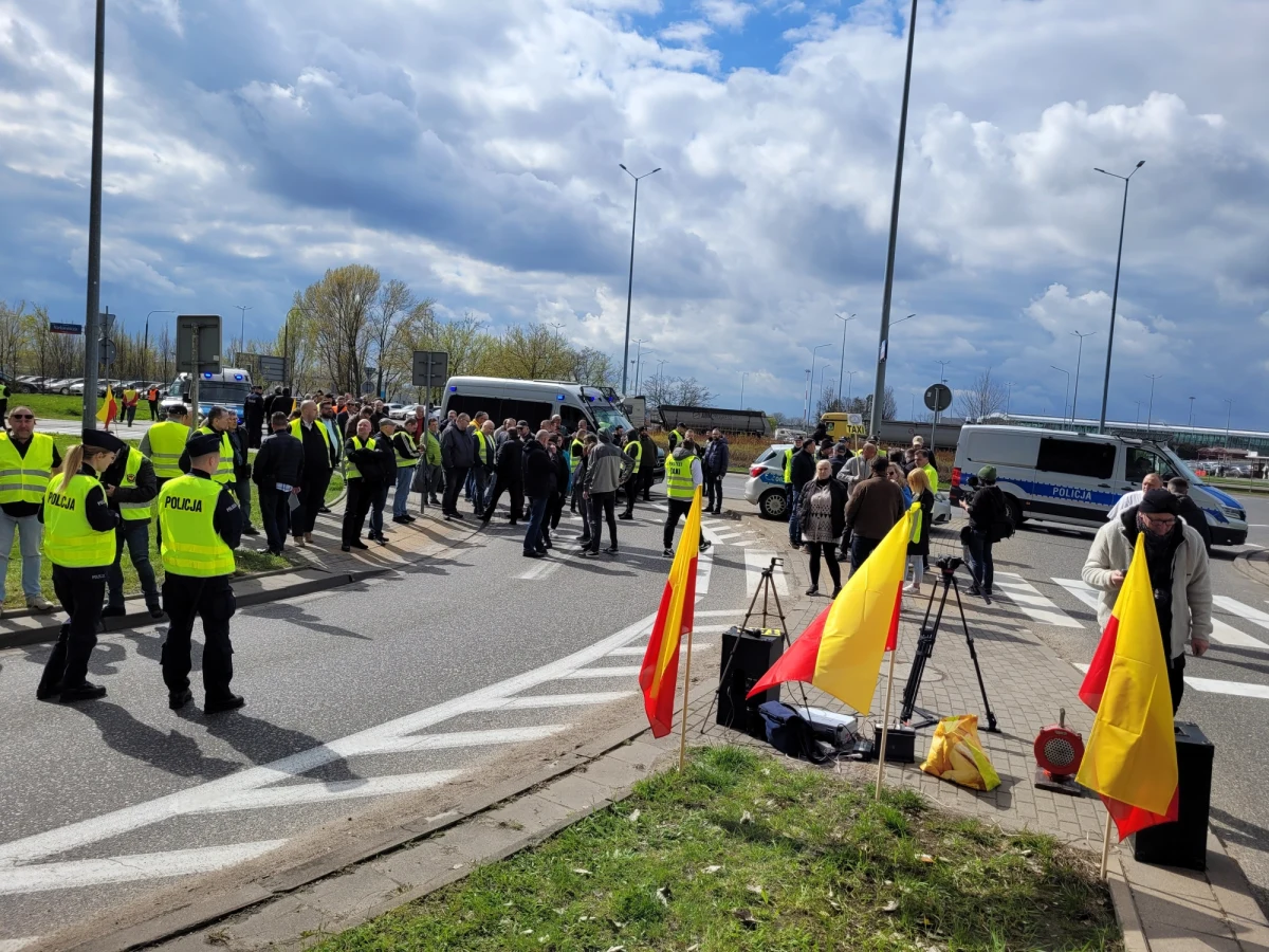 Trwa protest taksówkarzy na drogach dojazdowych do Lotniska Chopina od strony Ursynowa i dróg S79 i S2 (POW). „Jeśli to możliwe, zalecamy korzystanie z pociągu (SKM, KM)” – poinformowało w mediach społecznościowych Lotnisko Chopina. Utrudnienia mogą potrwać do godz. 18.00.