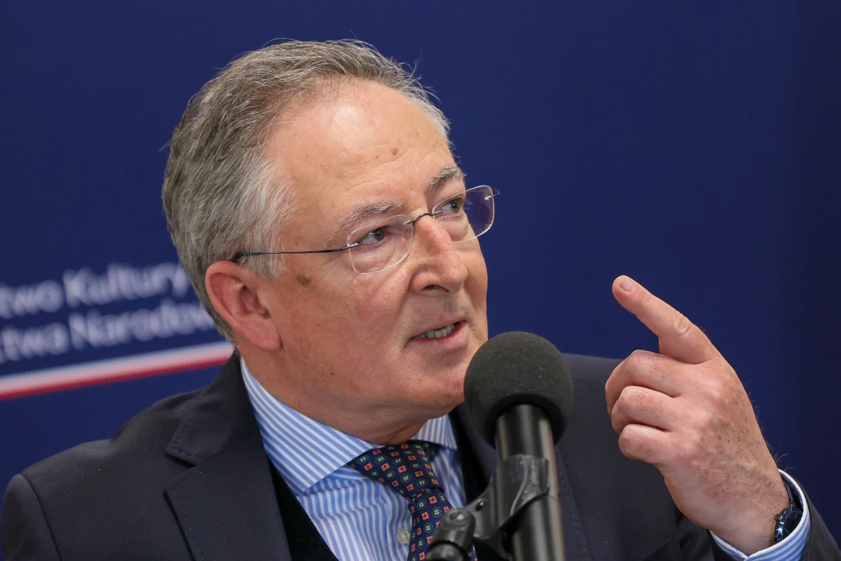 Bartłomiej Sienkiewicz miał być inwigilowany w czasie kampanii wyborczej w 2023 roku - przekazał w czwartek na antenie TVN24 Borys Budka. Sienkiewicz poinformował dzisiaj, że wystąpił do ministra sprawiedliwości, w którym prosi o objęcie go nadzorem działań Prokuratury Krajowej.