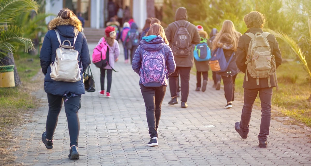 Wszystkie szkolne podręczniki od września będą musiały mieć wersję elektroniczną. Taką zmianę - jak ustalił dziennikarz RMF FM - zakłada ustawa, którą przygotowuje Ministerstwo Edukacji Narodowej. Cel jest taki, żeby uczniowie nie musieli dźwigać ciężkich plecaków.