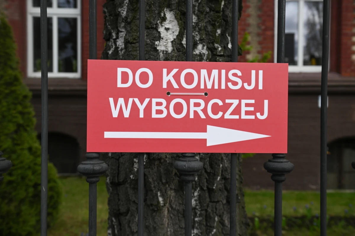 Nie zwlekaj, idź do lokalu wyborczego jak najwcześniej. W niedzielę 7 kwietnia odbędą się wybory samorządowe. Lokale będą czynne w godz. 7:00 - 21:00. Szefowa Krajowego Biura Wyborczego Magdalena Pietrzak apeluje, by pójść zagłosować jak najwcześniej, co pomoże uniknąć tworzenia się kolejek.