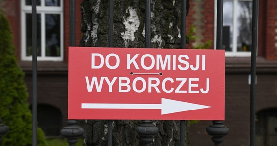 Nie zwlekaj, idź do lokalu wyborczego jak najwcześniej. W niedzielę 7 kwietnia odbędą się wybory samorządowe. Lokale będą czynne w godz. 7:00 - 21:00. Szefowa Krajowego Biura Wyborczego Magdalena Pietrzak apeluje, by pójść zagłosować jak najwcześniej, co pomoże uniknąć tworzenia się kolejek.