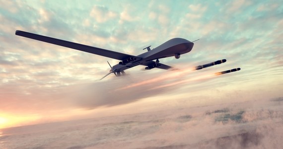 ​Jeszcze w tym roku Ukraińcy mogą zacząć używać dronów o zasięgu co najmniej 2000 kilometrów, dzięki czemu zrekompensują sobie niedobory pocisków średniego i dalekiego zasięgu - pisze "Bild". Już w ostatnich tygodniach Kijów udowodnił, że jego drony mogą latać coraz dalej, a tym samym atakować coraz głębiej w Rosji.