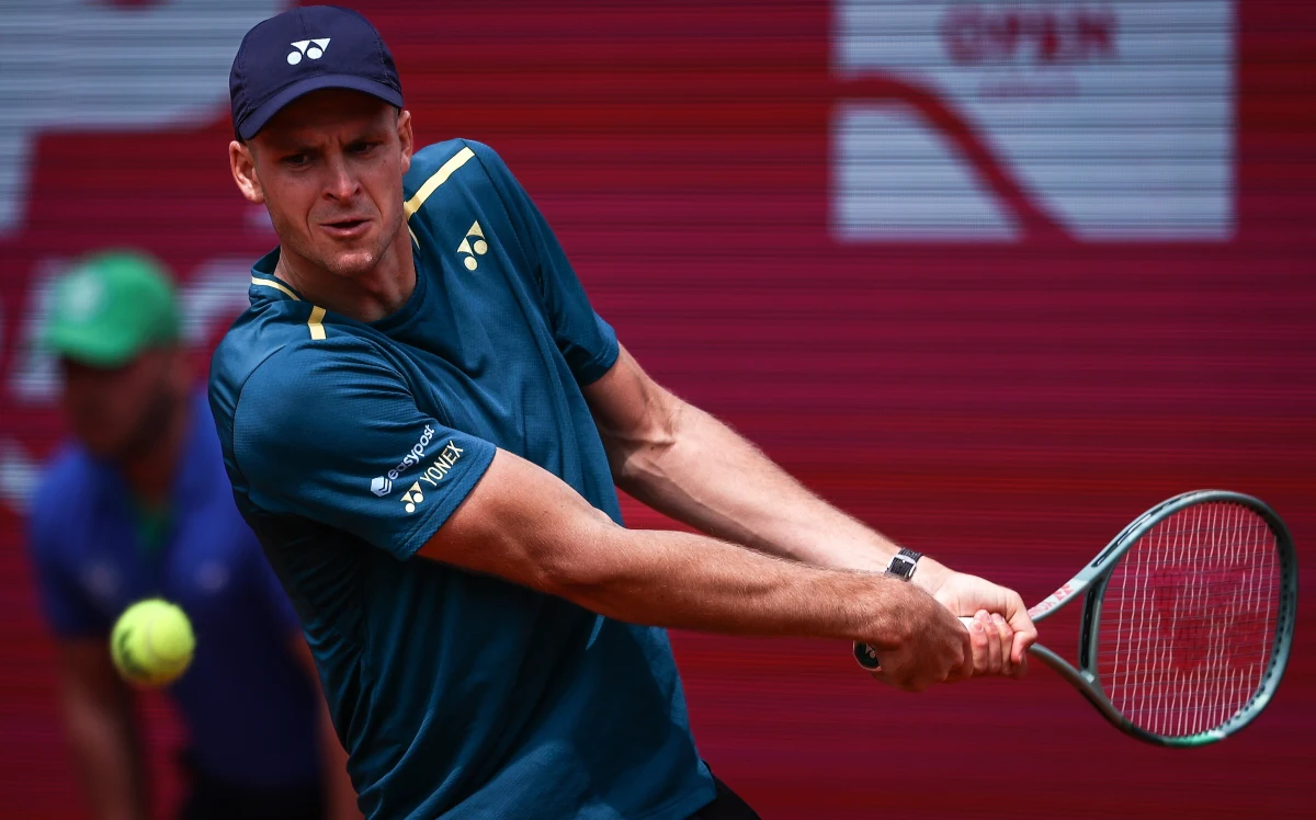 Hubert Hurkacz pokonał Hiszpana Pablo Llamasa Ruiza 7:6 (7-4), 6:4 i awansował do półfinału turnieju ATP na kortach ziemnych w portugalskim Estoril. Półfinałowym rywalem rozstawionego z numerem drugim polskiego tenisisty będzie Chilijczyk Cristian Garin.