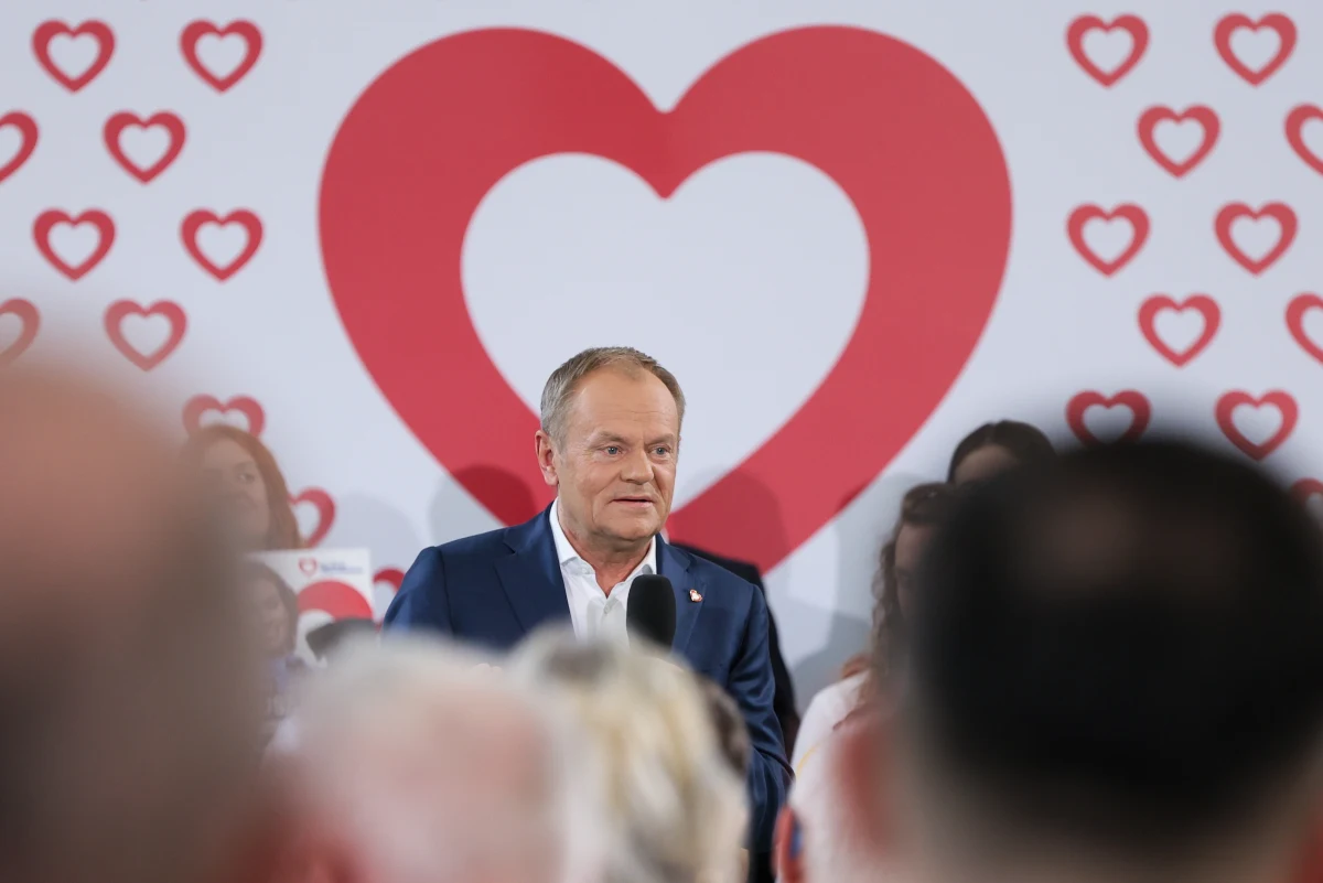 Donald Tusk spotkał się w piątek ze swoimi sympatykami na konwencji wyborczej na warszawskiej Pradze. Lider PO przyznał, że „jest w stanie błagać” tych, którzy poparli go 15 października, aby w niedzielę poszli zagłosować. „Inaczej w poniedziałek zobaczymy, że nasz wysiłek z jesieni wypadł nam z rąk” – powiedział premier.
