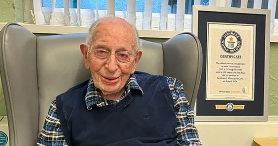 111-letni Brytyjczyk John Tinniswood jest najstarszym mężczyzną na świecie. Jak sam twierdzi, jego długowieczność to "po prostu szczęście", gdyż nie ma on żadnego sekretu, jeśli chodzi o dietę. Przyznaje, że lubi jeść rybę z frytkami.