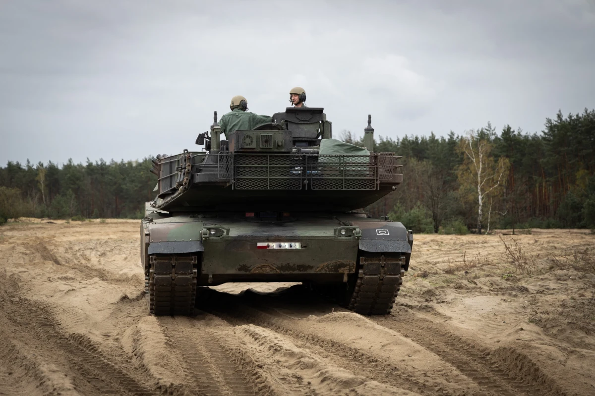 Kolejnych 28 nowoczesnych czołgów Abrams dotarło do Polski. Stacjonują w 1. Warszawskiej Brygadzie Pancernej. Potrafią rozwinąć prędkość do 70 km/h, łatwo się nimi manewruje, a ich silniki wydają podobny dźwięk do odrzutowca.