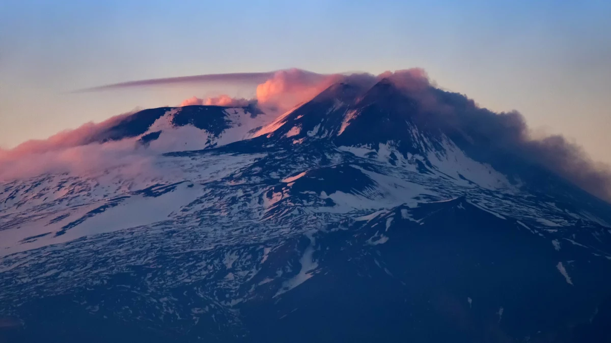 Wulkan Etna nieustannie zaskakuje. Znany głównie z dość silnych erupcji, tym razem pokazuje swoje łagodniejsze oblicze. W ostatnich dniach Sycylijczycy i turyści mają możliwość obserwować niezwykłe zjawisko - wulkan wyrzuca z siebie pierścienie gazowe, dotychczas w takich ilościach nierejestrowane.