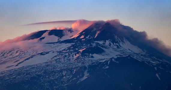 Wulkan Etna nieustannie zaskakuje. Znany głównie z dość silnych erupcji, tym razem pokazuje swoje łagodniejsze oblicze. W ostatnich dniach Sycylijczycy i turyści mają możliwość obserwować niezwykłe zjawisko - wulkan wyrzuca z siebie pierścienie gazowe, dotychczas w takich ilościach nierejestrowane.