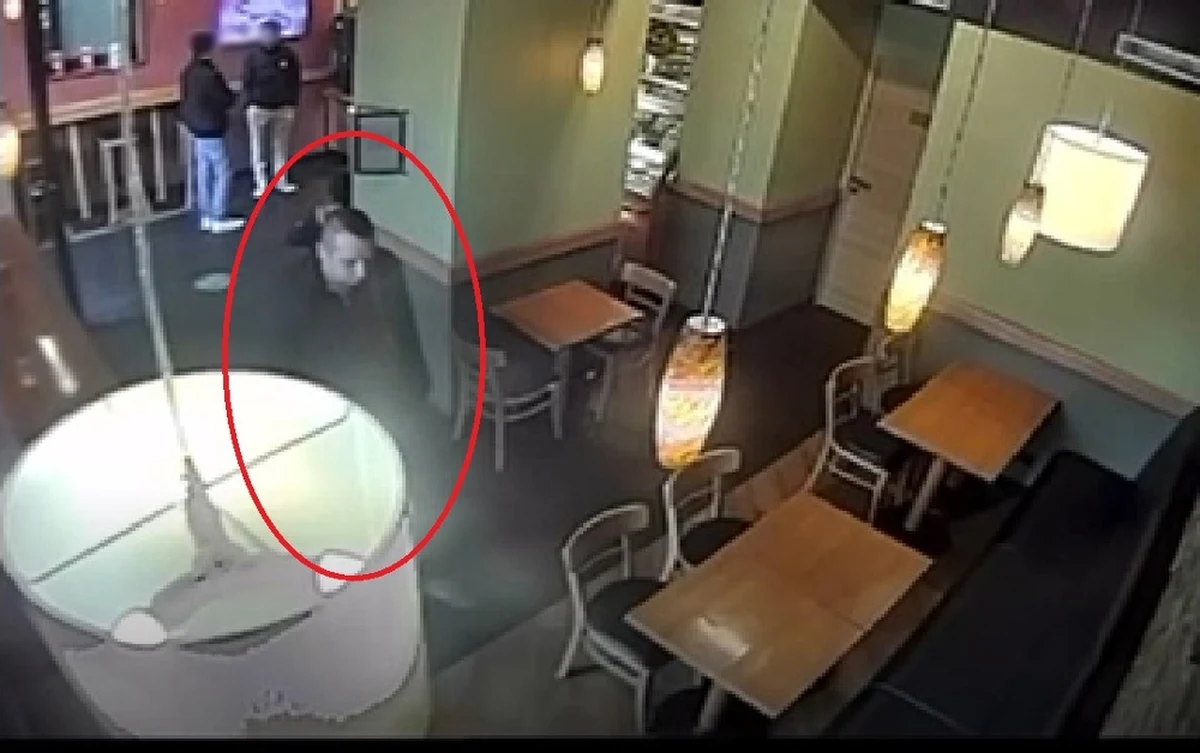 Policjanci z warszawskiego Śródmieścia prowadzą postępowanie w sprawie kradzieży plecaka. W środku znajdowały się rzeczy o łącznej wartości 8 tys. złotych. Każdy, kto rozpoznaje mężczyznę na opublikowanych zdjęciach i filmie proszony jest o kontakt z funkcjonariuszami.