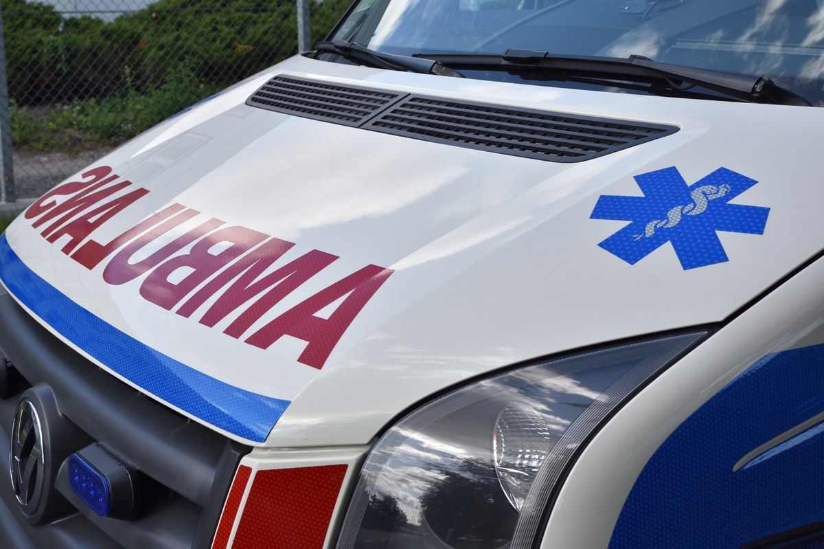 Podczas prac polowych w Kiełczynie w powiecie śremskim (Wielkopolskie) ciągnik rolniczy przygniótł mężczyznę. Mimo reanimacji mężczyzna zmarł.