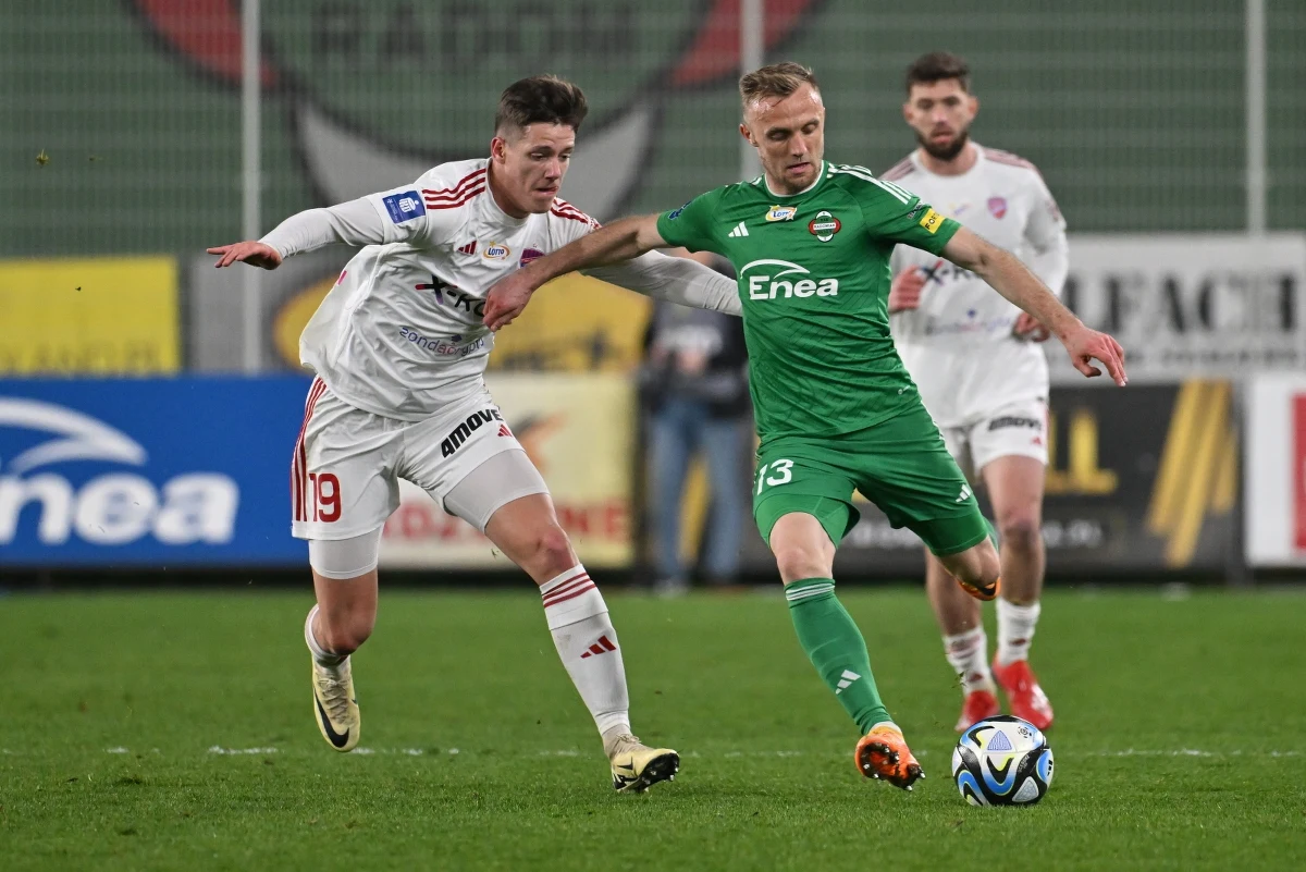 Radomiak Radom pokonał u siebie Raków Częstochowa 2:1 w meczu 27. kolejki piłkarskiej Ekstraklasy. W pierwszej połowie gospodarzom spotkania udało się wykorzystać błędy jakie popełniali mistrzowie Polski. 