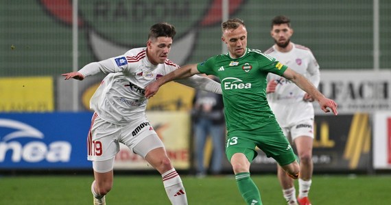 Radomiak Radom pokonał u siebie Raków Częstochowa 2:1 w meczu 27. kolejki piłkarskiej Ekstraklasy. W pierwszej połowie gospodarzom spotkania udało się wykorzystać błędy jakie popełniali mistrzowie Polski. 