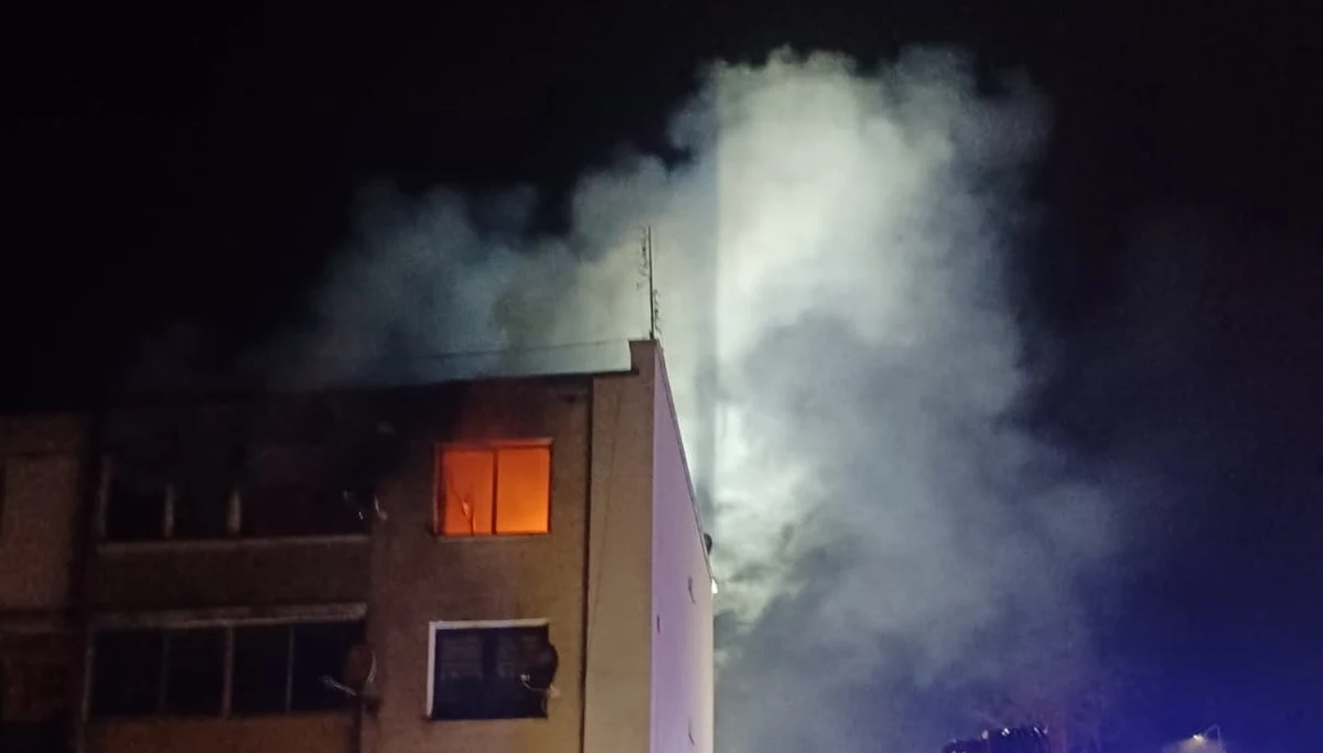 Jedna osoba została ranna w pożarze mieszkania, do którego doszło w nocy w miejscowości Białuty koło Działdowa w Warmińsko-mazurskiem. 49-latek ratując się przed ogniem musiał wyskoczyć z okna. 