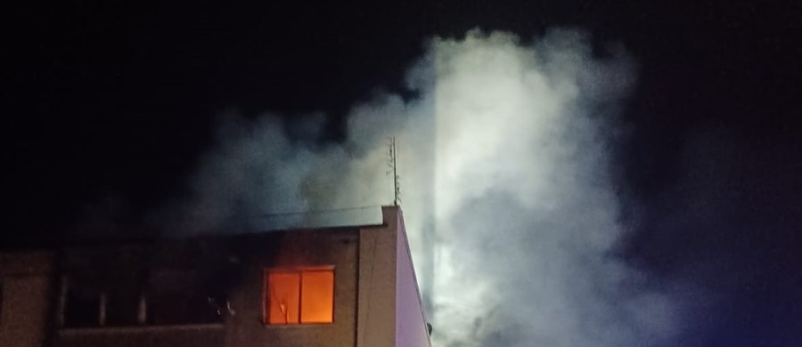 Jedna osoba została ranna w pożarze mieszkania, do którego doszło w nocy w miejscowości Białuty koło Działdowa w Warmińsko-mazurskiem. 49-latek ratując się przed ogniem musiał wyskoczyć z okna. 