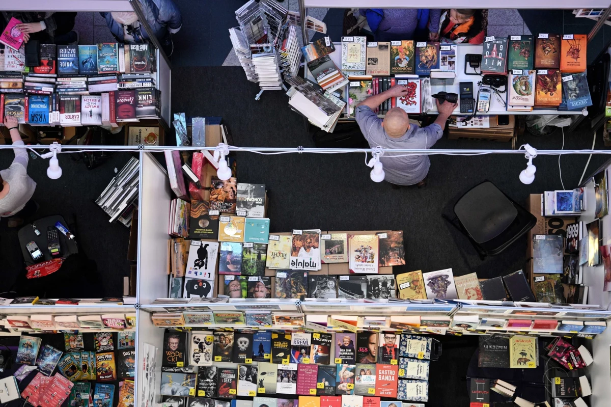 43 proc. Polaków przeczytało w minionym roku co najmniej jedną książkę - wynika z badania Biblioteki Narodowej. To lepszy wynik niż w poprzednich latach, ale nie pozwala na huraoptymizm i zbyt daleko idące wnioski. 