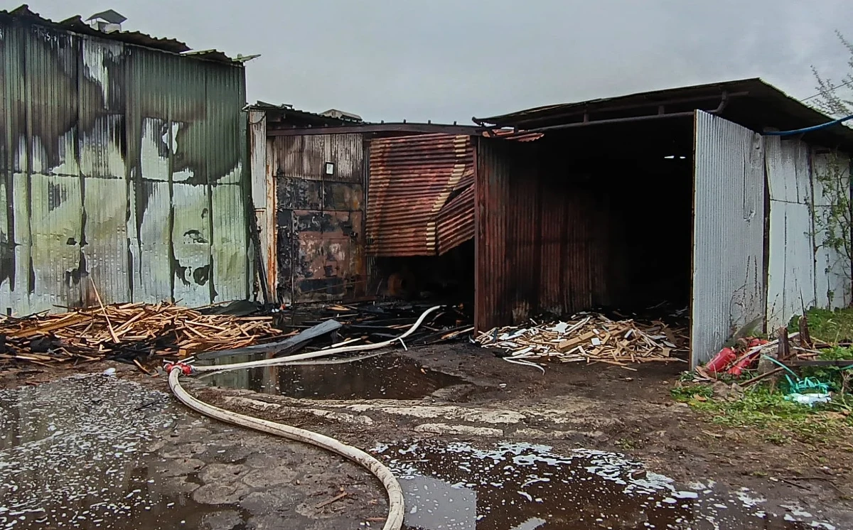 Ok. 40 strażaków brało udział w akcji gaszenia hali z drewnem w Kętach. Nikt nie został poszkodowany. 