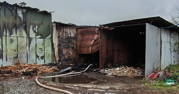 Ok. 40 strażaków brało udział w akcji gaszenia hali z drewnem w Kętach. Nikt nie został poszkodowany. 