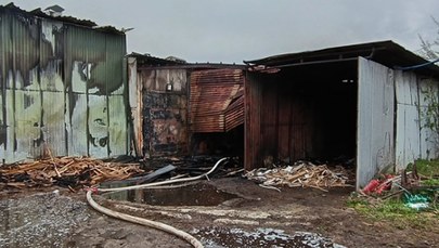Pożar hali z drewnem w Kętach