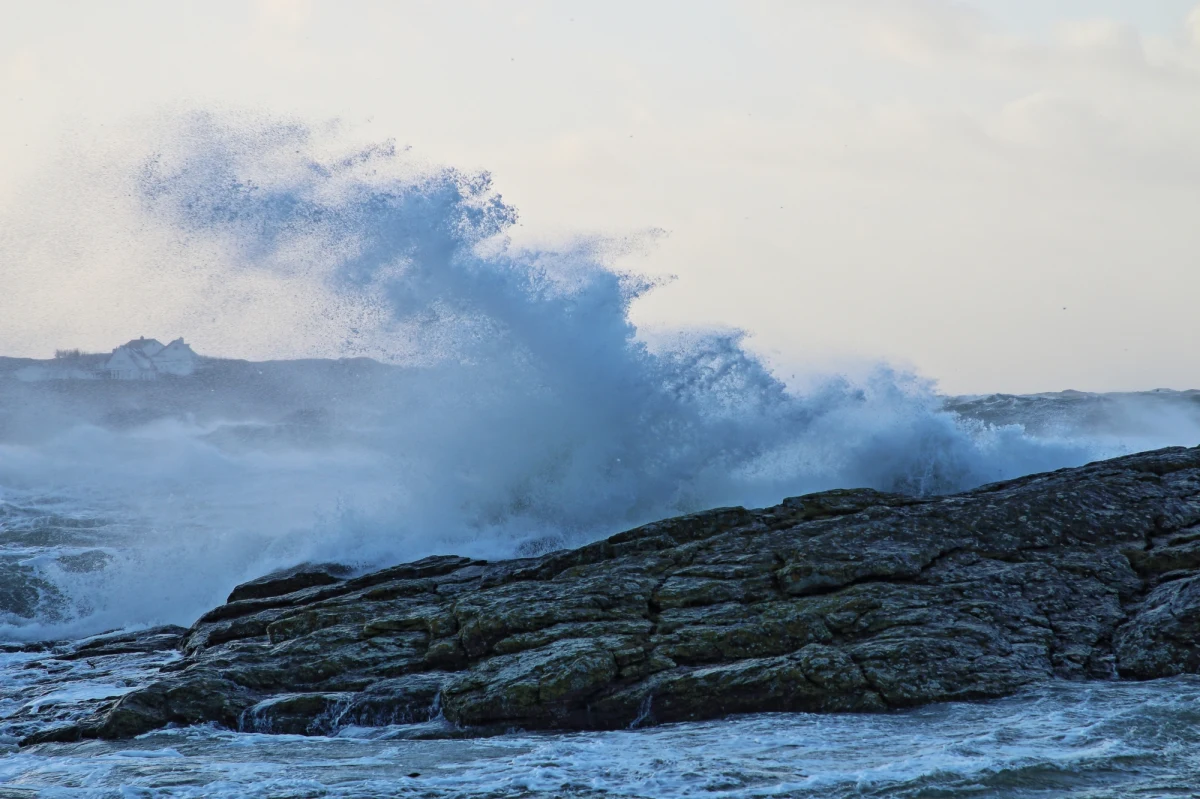 Kilkadziesiąt odwołanych lotów, kilkadziesiąt tysięcy ludzi pozbawionych prądu, zakłócenia w kursowaniu pociągów i promów, ostrzeżenia i alerty powodziowe - to dotychczasowe skutki przechodzącego przez Wyspy Brytyjskie orkanu Kathleen.