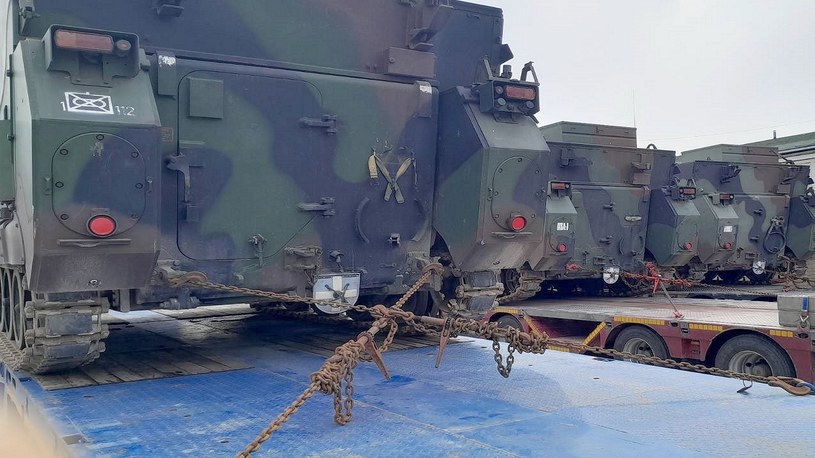 Litwini zrobili wielki prezent Ukraińcom. Tamtejsze Ministerstwo Obrony Narodowej ogłosiło, że na front w Ukrainie trafiły właśnie pojazdy dowodzenia M577, oparte na transporterach opancerzonych M113. Ich bardzo obawiają się Rosjanie.