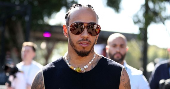 Słynny kierowca Formuły 1 Lewis Hamilton w wywiadzie dla magazynu "GQ" przyznał, że mógł wystąpić w filmie "Top Gun: Maverick" u boku Toma Cruise'a. Musiał jednak odrzucić tę propozycję, czego do tej pory żałuje. 