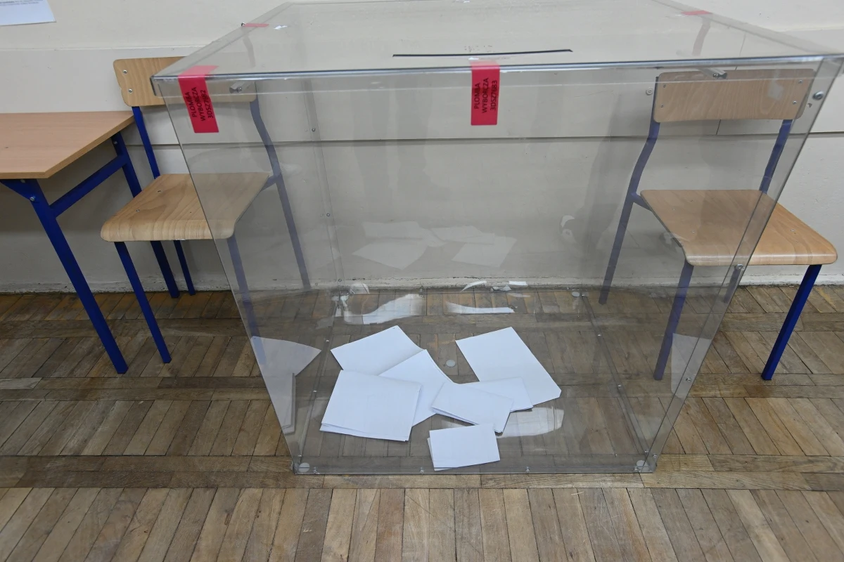 Prawie 3,5 promila alkoholu miała członkini jednej z obwodowych komisji wyborczych w Płocku (woj. mazowieckie), która w niedzielę rano stawiła się tam do pracy przy wyborach samorządowych. Została ona wykluczona z pracy w komisji.