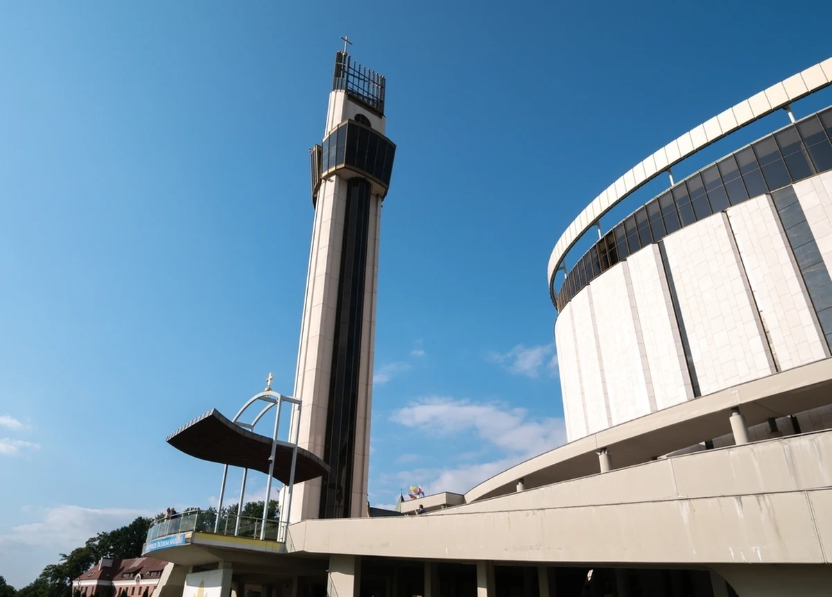 Święta Miłosierdzia 2024 w Krakowie-Łagiewnikach. Od 2000 roku w Kościele katolickim pierwsza niedziela po Wielkanocy jest Świętem Miłosierdzia Bożego. Inspiracją do jego ustanowienia był "Dzienniczek" siostry Faustyny Kowalskiej, w którym zakonnica opisała objawienia Chrystusa.