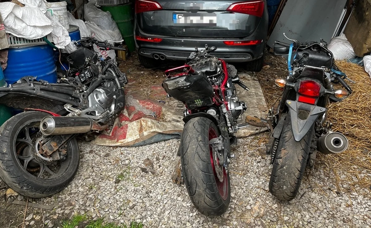 Policjanci zlokalizowali na terenie powiatu kutnowskiego "dziuplę" z częściami motocyklowymi, pochodzącymi z kradzieży. Sprawą zajmuje się prokuratura.