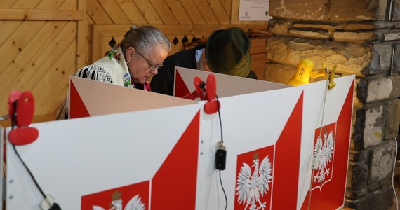 Znamy sondażowe wyniki badania Ipsos na zlecenie TVP, TVN i Polsatu w wyborach do sejmików wojewódzkich. W skali kraju najwięcej głosów - 33,7 proc. - zdobyło Prawo i Sprawiedliwość. Koalicja Obywatelska otrzymała 31,9 proc. głosów. KO wygrała wybory do sejmików w 10 województwach, a PiS w sześciu. Frekwencja według sondażu wyniosła 51,5 proc. 