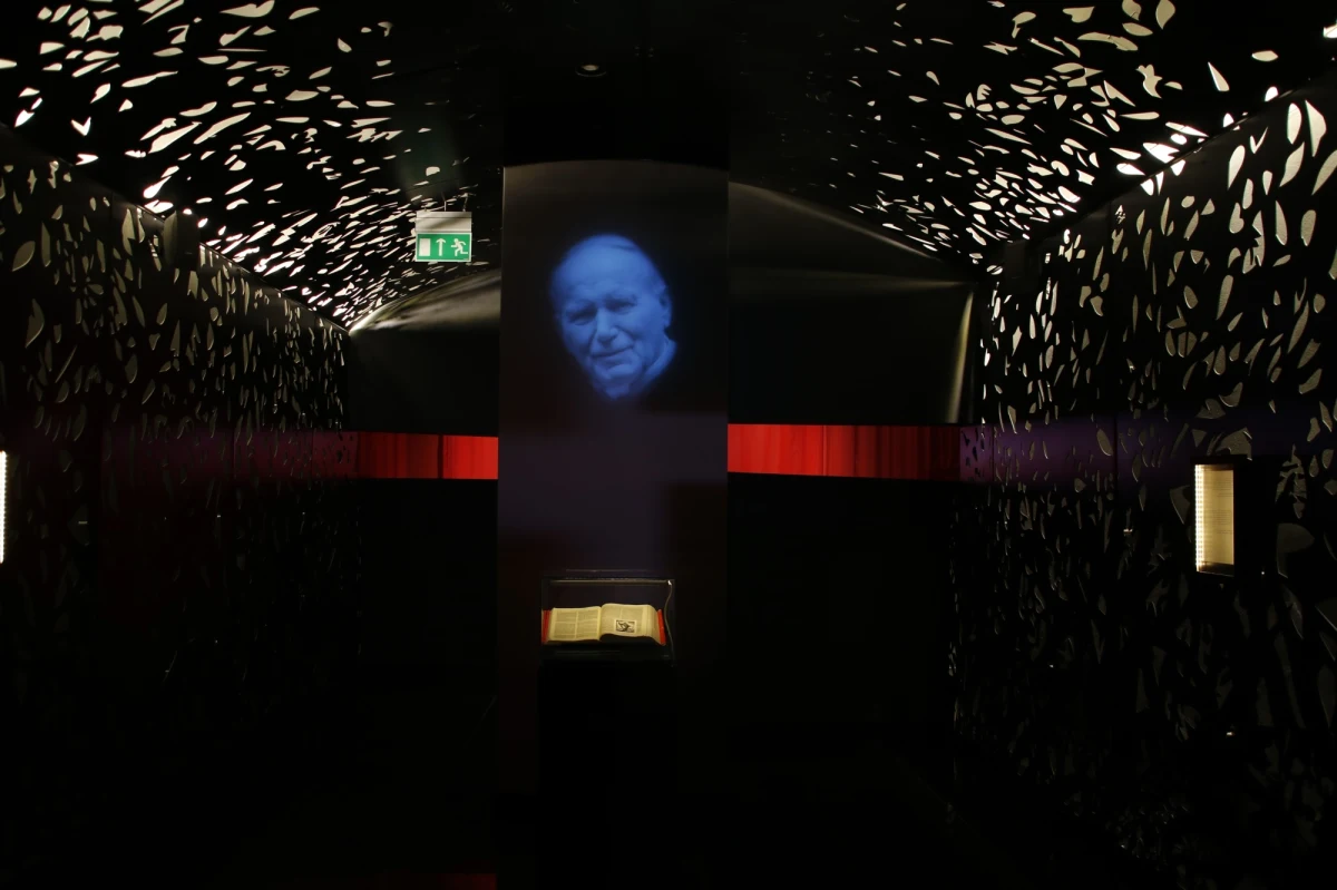 Muzeum Dom Rodzinny Jana Pawła II w Wadowicach zaprasza na dzień otwarty. Odbędzie się on w najbliższy wtorek. Anna Czajkowska-Sałapat, odpowiedzialna w placówce za kontakt z mediami poinformowała, że świętowaną okazją jest 40. rocznica otwarcia i 10-lecie obecnej ekspozycji stałej.