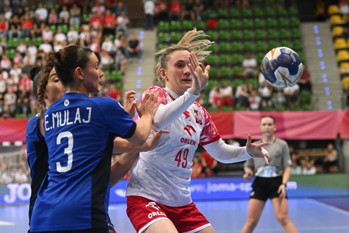 ​Polskie piłkarki ręczne w Zielonej Górze pokonały Kosowo 28:17 (15:9) w ostatnim swoim meczu eliminacji mistrzostw Europy. Biało-Czerwone awansowały z drugiego miejsca w grupie 8. do finałów, które pod koniec roku odbędą się na Węgrzech, Austrii i Szwajcarii.